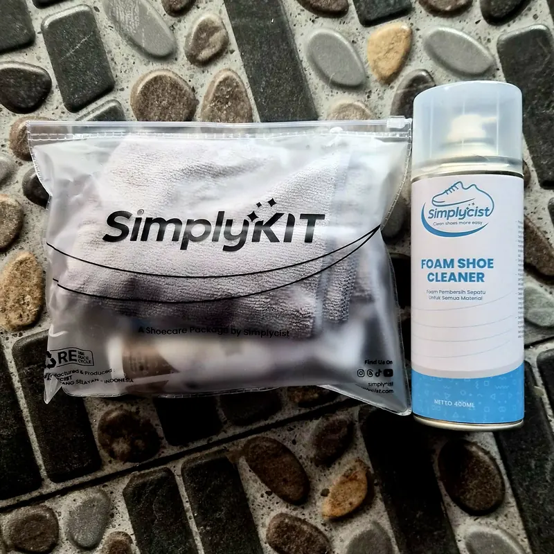 The SimplyKIT shoecare package — a 400 ml foam shoe cleaner can next to a zip pouch holding the brushes and soap